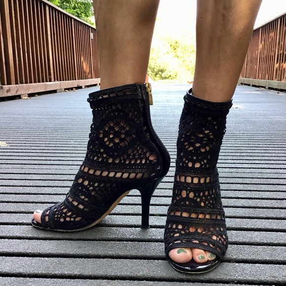 💃🏽 Open Toed Black Booties 💃🏽 - Picture 6 of 11